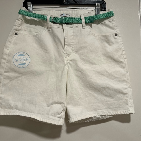Lee Pants - NWT Riders Womens Sz: 12M Mid Rise White Chino Shorts w/ Mint Green Belt.